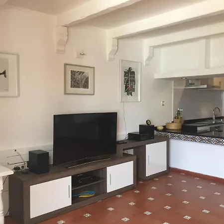Апартаменты Comfortable Duplex, 70M From The Beach, Sea View From Balcony, Free Wifi Коральео